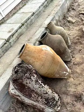 Kırşehir'de Çukura Düşen Kamyon, Tarihi Küpleri Ortaya Çıkardı